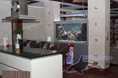 Уникальный дизайн интерьера с аквариум на кухни фото